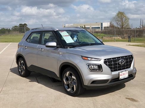Used 2025 Hyundai Venue SEL FWD image 3
