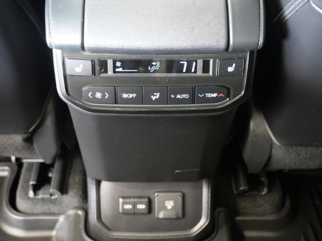 Used 2023 Toyota Highlander Platinum AWD/4WD image 38