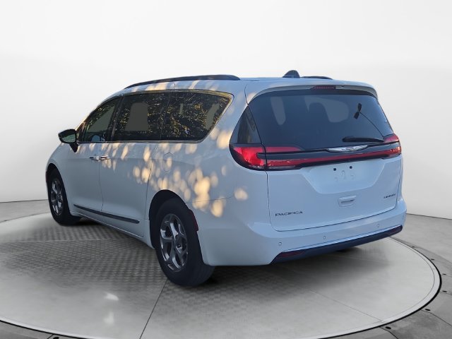 Used 2023 Chrysler Pacifica Limited FWD image 3