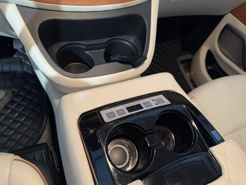 Used 2020 Mercedes-Benz Metris Passenger image 19