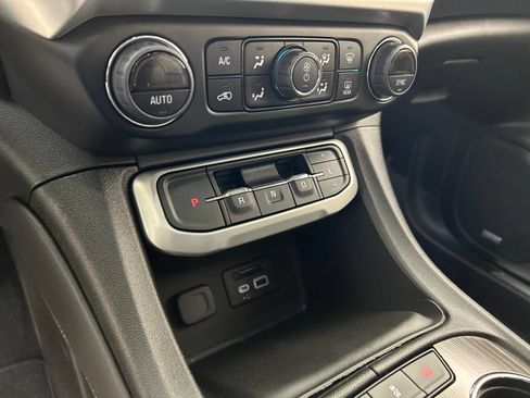 Used 2023 GMC Acadia SLT w/ Technology Package FWD image 18