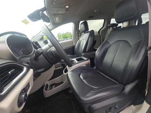 Used 2023 Chrysler Pacifica Touring-L FWD image 29