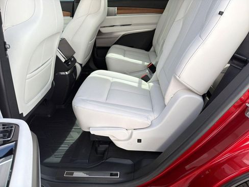 New 2026 Cadillac Vistiq Luxury w/ LPO, Floor Liner Package AWD/4WD image 13