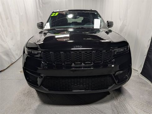 Used 2023 Jeep Grand Cherokee Altitude image 7