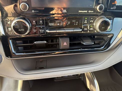 Used 2022 Toyota Highlander Limited image 18