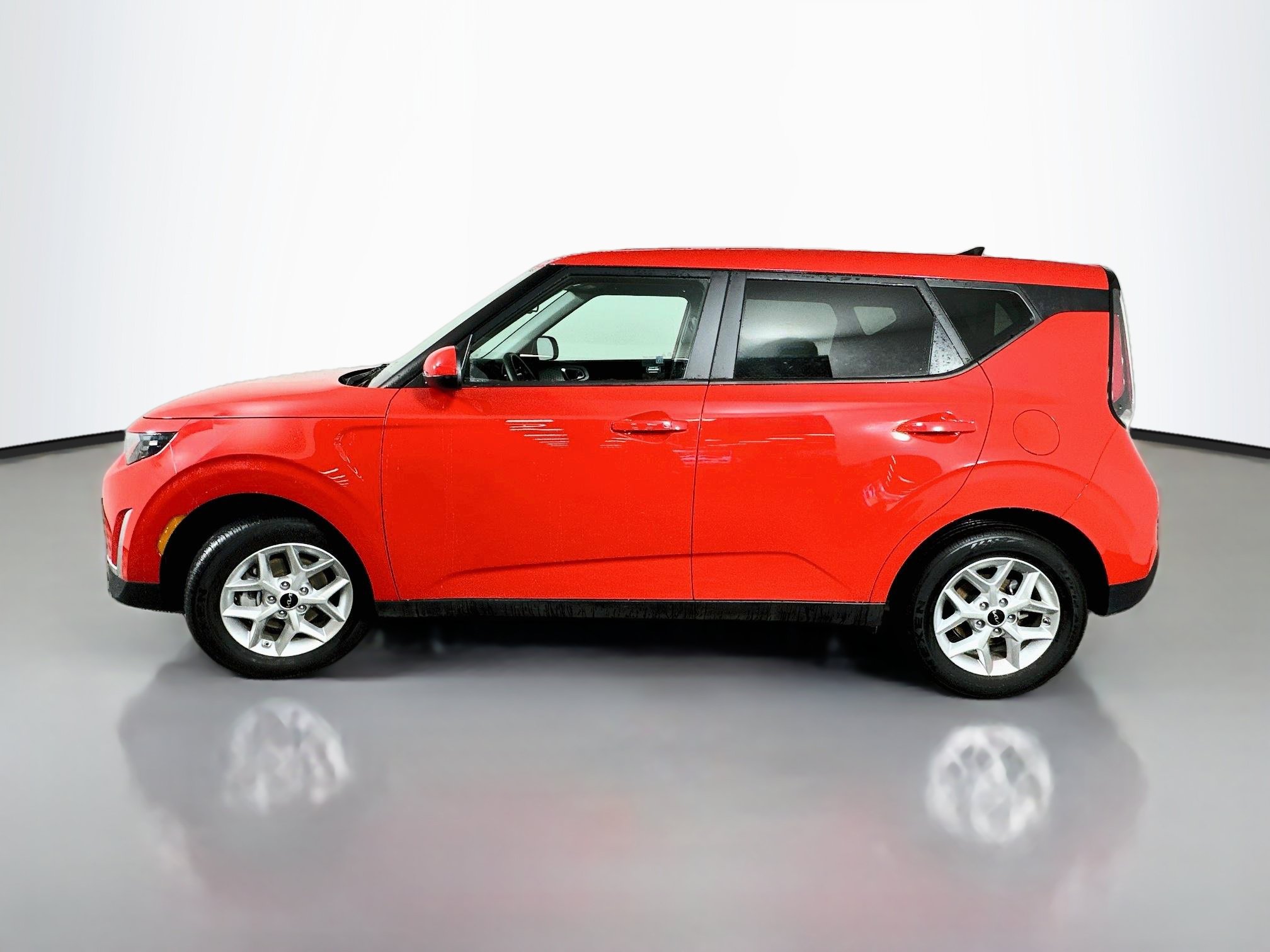 Used 2025 Kia Soul S FWD image 4
