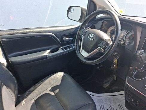 Used 2019 Toyota Sienna SE FWD image 22