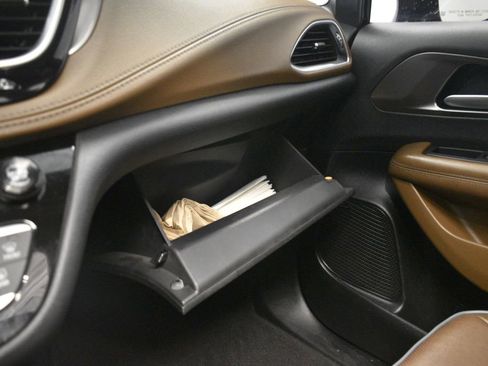 Used 2017 Chrysler Pacifica Limited image 51