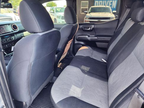 Used 2022 Toyota Tacoma TRD Sport image 9