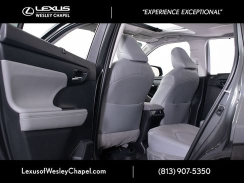 Used 2022 Toyota Highlander XLE AWD/4WD image 21