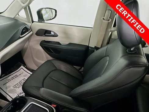 Used 2024 Chrysler Pacifica Touring-L image 22