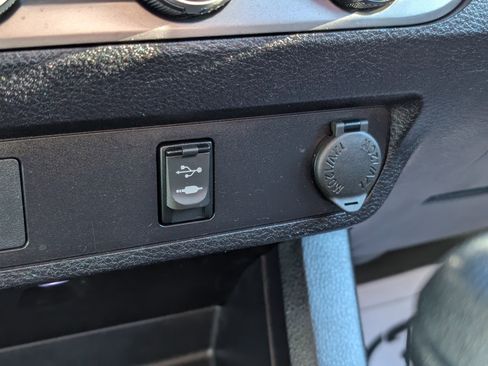 Used 2017 Toyota Tacoma SR image 29