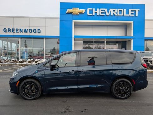 Used 2023 Chrysler Pacifica Limited w/ S Appearance Package image 2