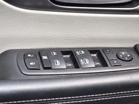 Used 2023 Chrysler Pacifica Touring-L FWD image 19
