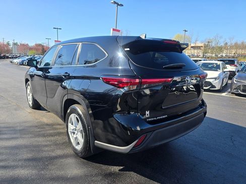 Used 2023 Toyota Highlander LE FWD image 6