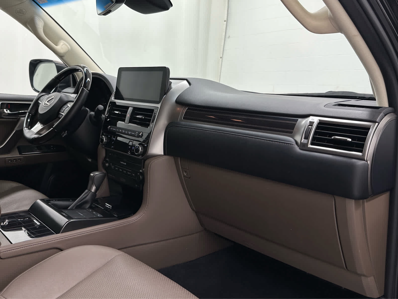 Used 2022 Lexus GX 460 Luxury w/ Sport Design Package AWD/4WD image 18