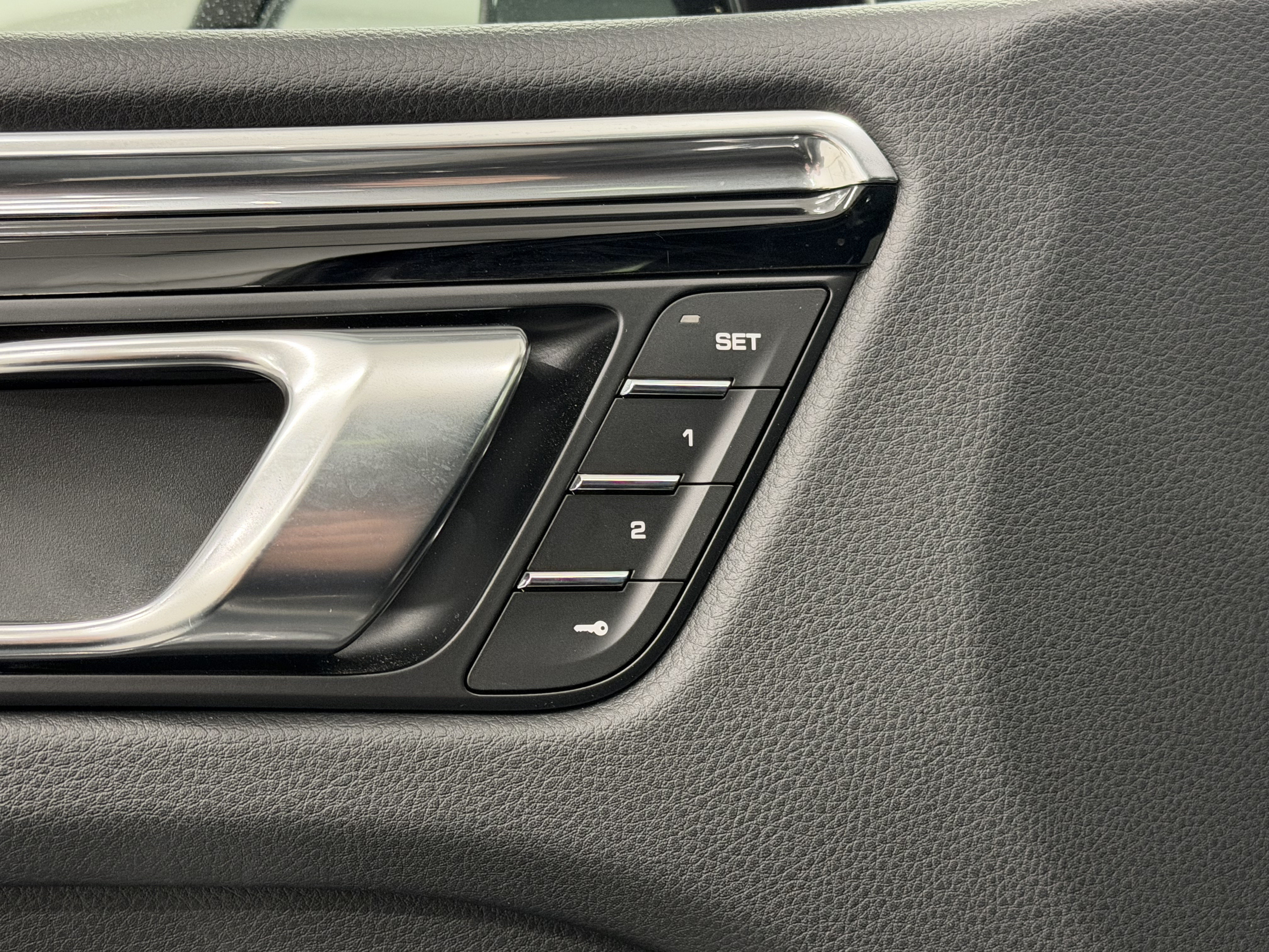 Used 2025 Porsche Macan AWD/4WD image 29