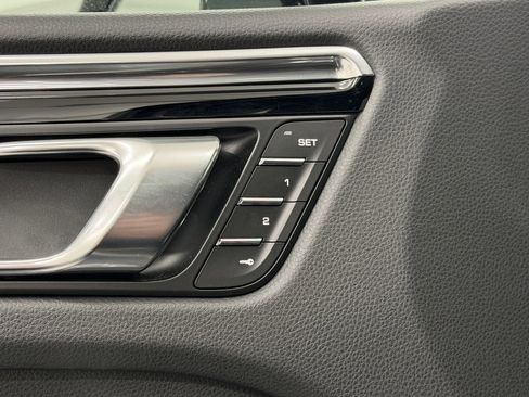Certified 2025 Porsche Macan AWD/4WD image 29