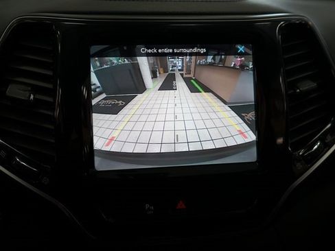 Used 2019 Jeep Cherokee Limited image 8