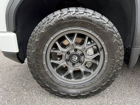 Used 2025 GMC Sierra 1500 AT4 w/ AT4 Premium Package AWD/4WD image 10