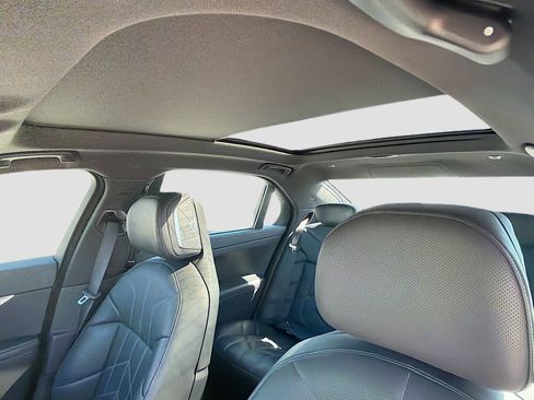 Certified 2025 BMW 740i image 28