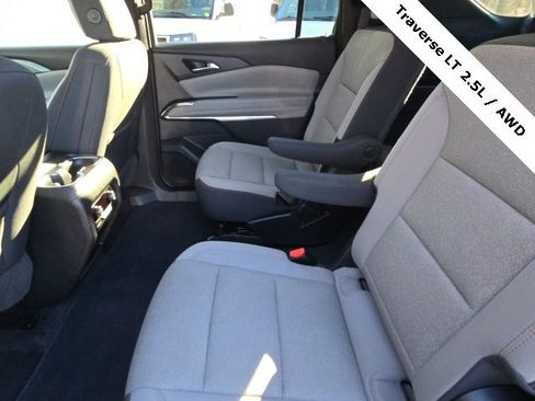 Used 2025 Chevrolet Traverse LT image 17
