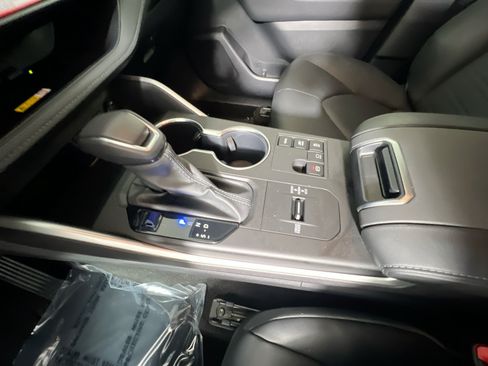 Used 2025 Toyota Highlander XLE AWD/4WD image 25