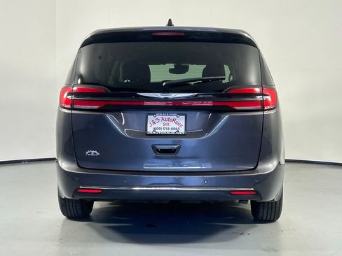Used 2023 Chrysler Pacifica Touring-L FWD image 6