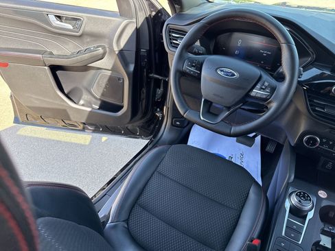 Used 2025 Ford Escape ST-Line Select AWD/4WD image 31
