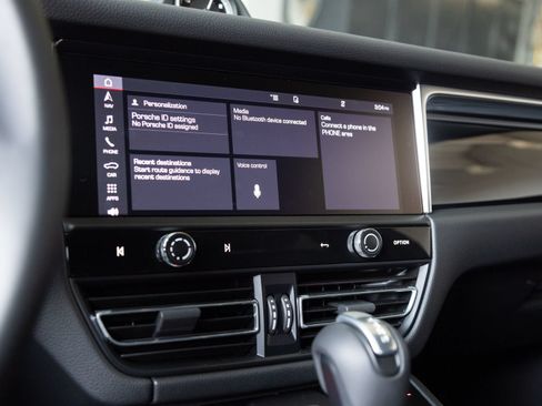 Certified 2026 Porsche Macan AWD/4WD image 24