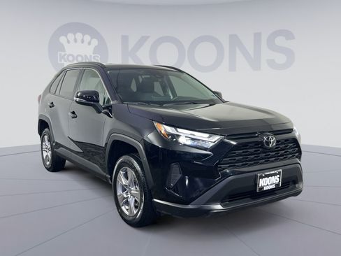 Used 2025 Toyota RAV4 XLE AWD/4WD image 2