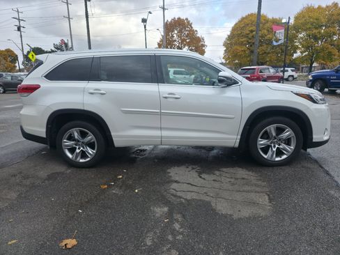 Used 2017 Toyota Highlander Limited image 5