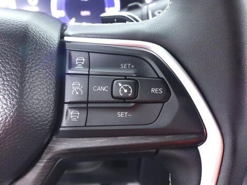 Used 2025 Jeep Grand Cherokee Limited w/ Luxury Tech Group II RWD image 11