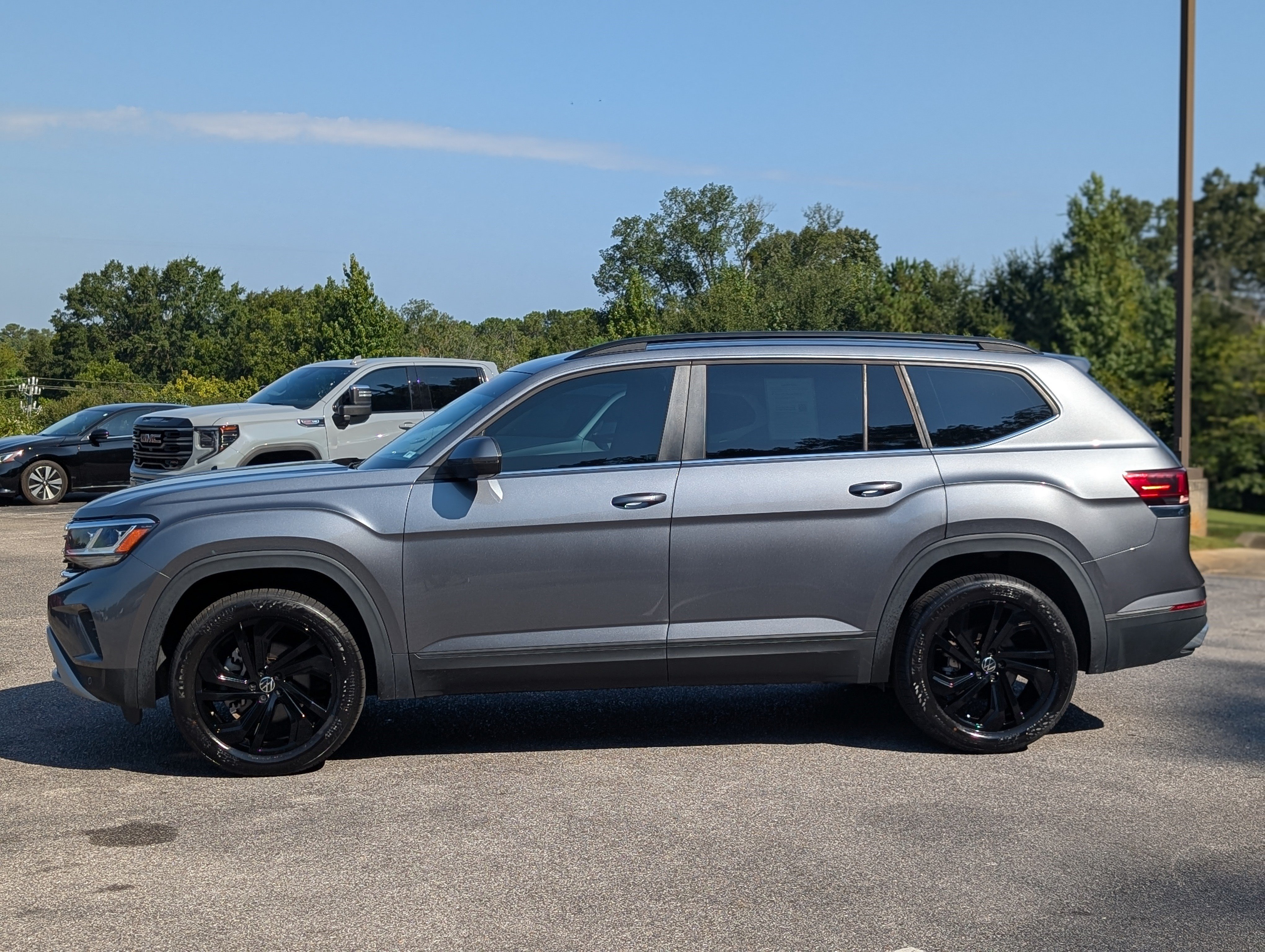 Used 2023 Volkswagen Atlas SE w/ Black Wheel Package FWD image 6