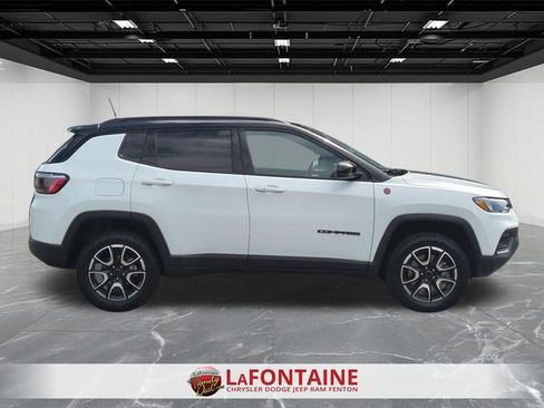 Used 2025 Jeep Compass Trailhawk AWD/4WD image 6