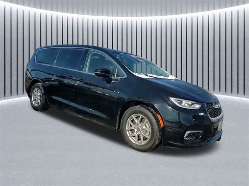 Used 2024 Chrysler Pacifica Touring-L image 2