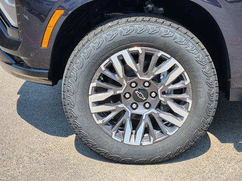 New 2026 Chevrolet Suburban Z71 w/ Comfort Package image 8