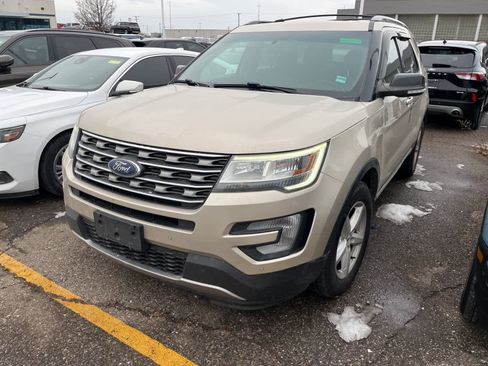 Used 2017 Ford Explorer XLT w/ Equipment Group 202A image 3