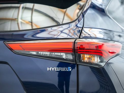 Used 2022 Toyota Highlander XLE AWD/4WD image 8