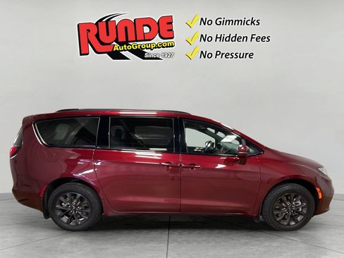 Used 2022 Chrysler Pacifica Touring-L w/ S Appearance Package AWD/4WD image 7