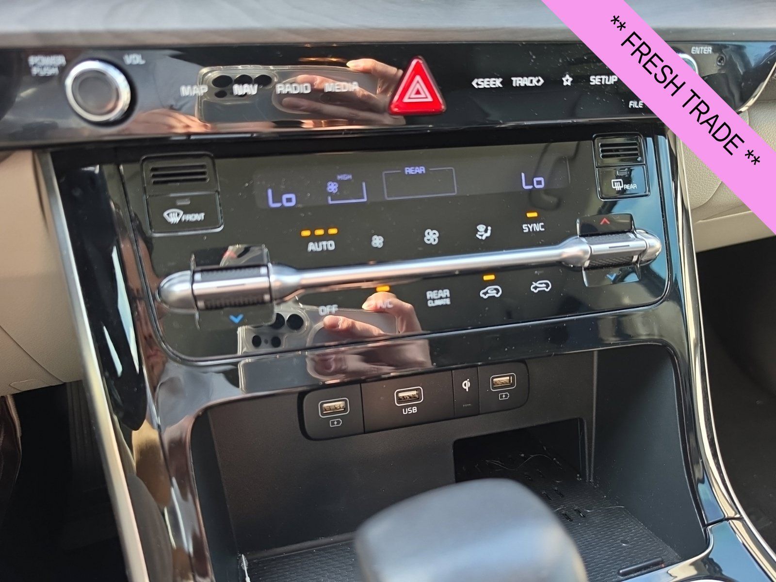 Used 2024 Kia Carnival EX FWD image 11