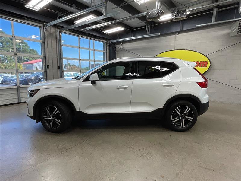 Used 2023 Volvo XC40 B5 Core AWD/4WD image 2