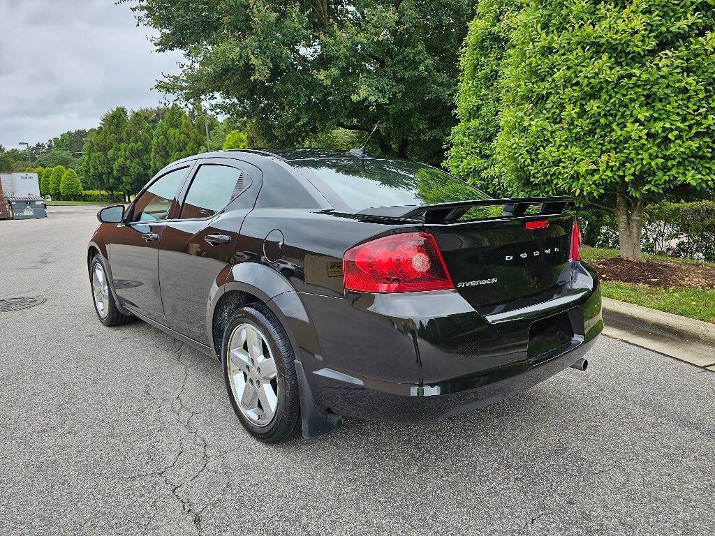 Used 2012 Dodge Avenger SXT FWD image 3