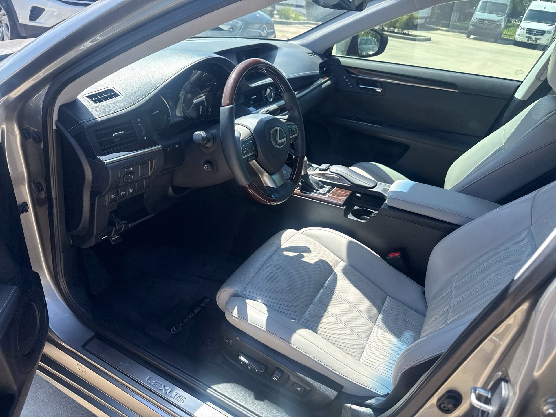 Used 2017 Lexus ES 350 w/ Ultra Luxury Package FWD image 9