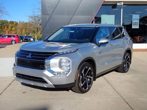 New 2025 Mitsubishi Outlander SE image 1