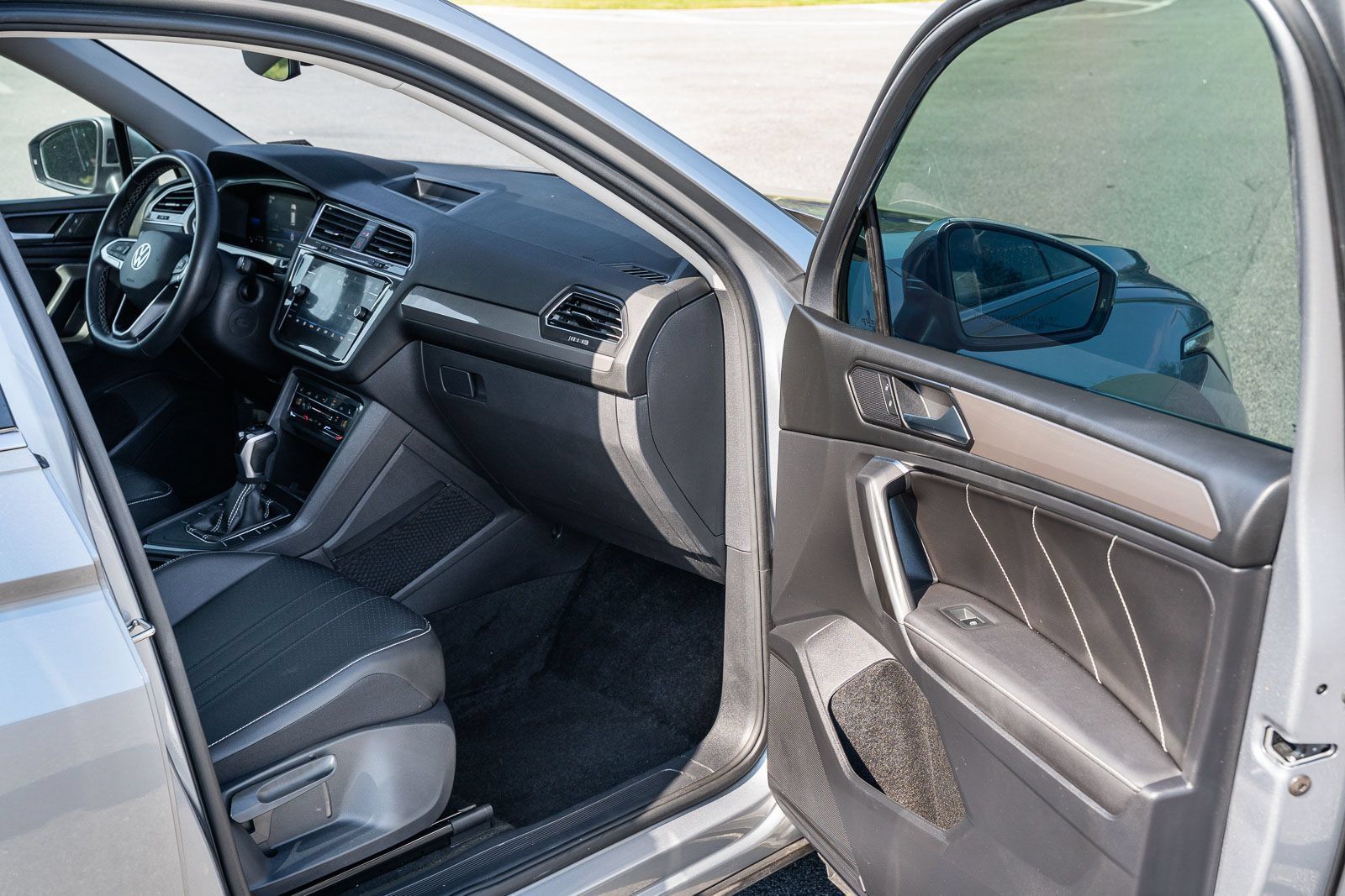 Used 2023 Volkswagen Tiguan SE w/ Panoramic Sunroof Package FWD image 12