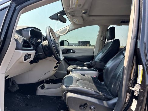 Used 2020 Chrysler Pacifica Limited FWD image 9