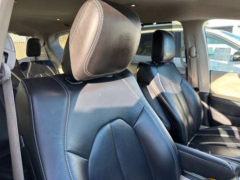 Used 2023 Chrysler Pacifica Touring-L FWD image 2