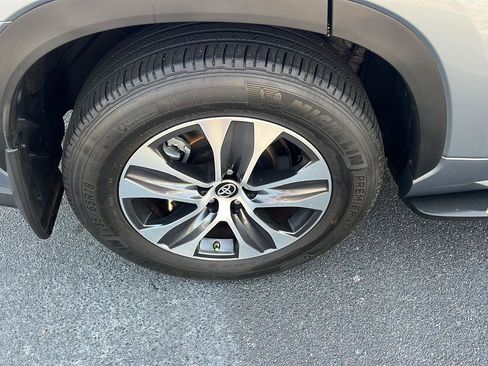 Certified 2024 Toyota Highlander XLE image 39