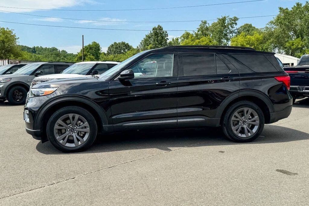 Used 2023 Ford Explorer XLT w/ Equipment Group 202A AWD/4WD image 6